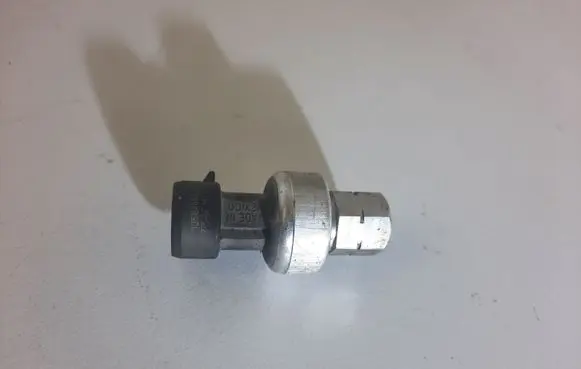 Opel Insignia A Air conditioning (A/C) pressure sensor GF30 13587668 7246CMX1