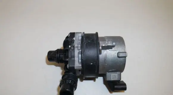 Mercedes-Benz E W213 Water pump A0005003286