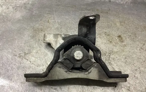 Opel Antara Engine mount bracket X04908