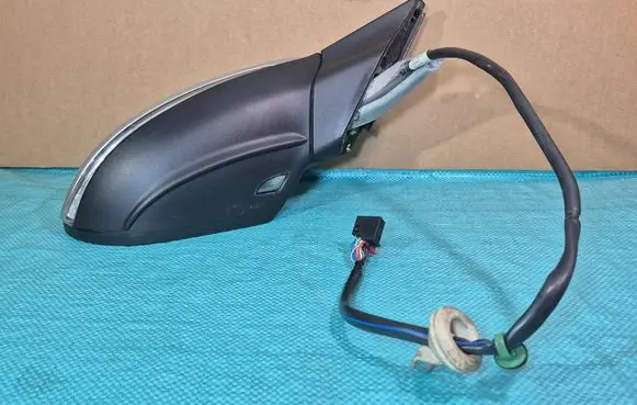 Volkswagen Golf VII Front door electric wing mirror E1021277