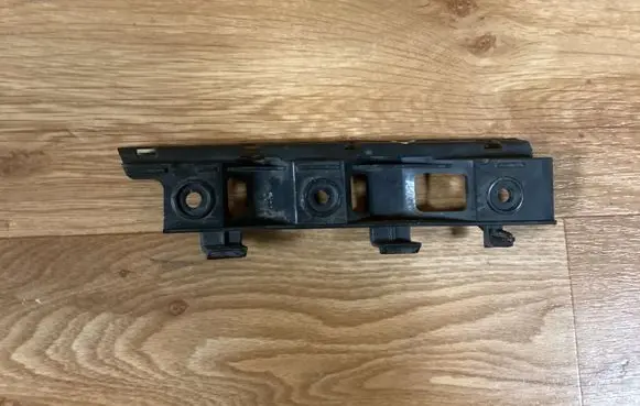 Volkswagen PASSAT B6 Front bumper mounting bracket 3C0807183