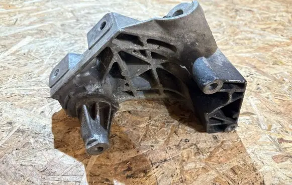 Engine mounting bracket