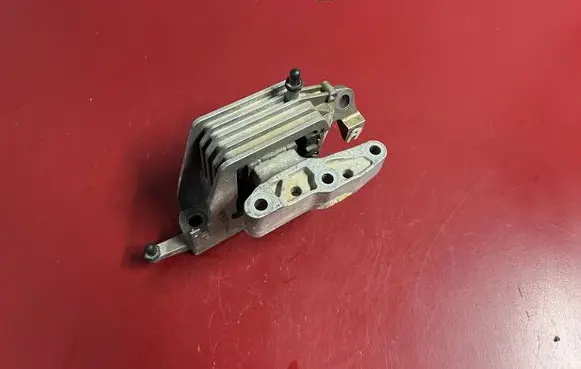 Engine mount bracket