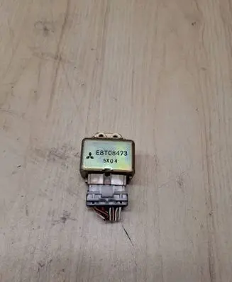 Mitsubishi Carisma Other relay E8T08473 5X04