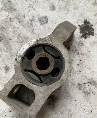 Volkswagen Touran I Front wishbone bush 1K0199232J