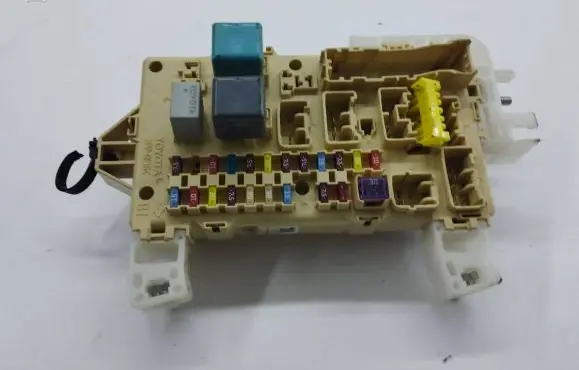 Toyota Corolla Verso AR10 Fuse module 06051812555602 892210F010