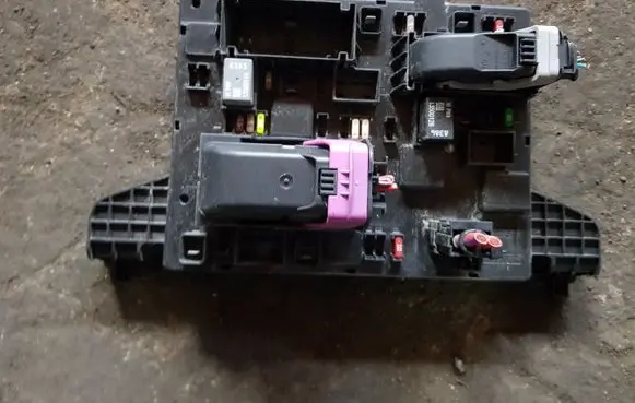 Opel Astra J Fuse module 365927271