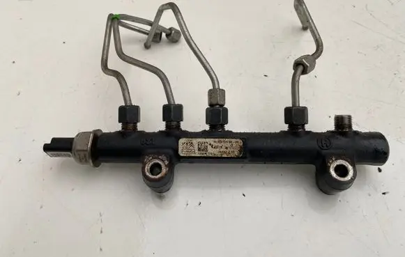 Volvo V40 Fuel main line pipe 9685297580
