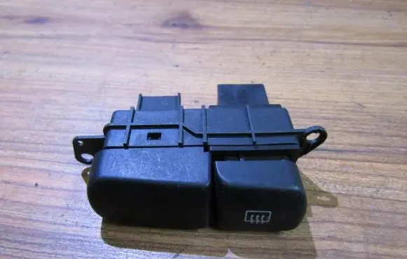 Mitsubishi Carisma Windscreen/window heater switch
