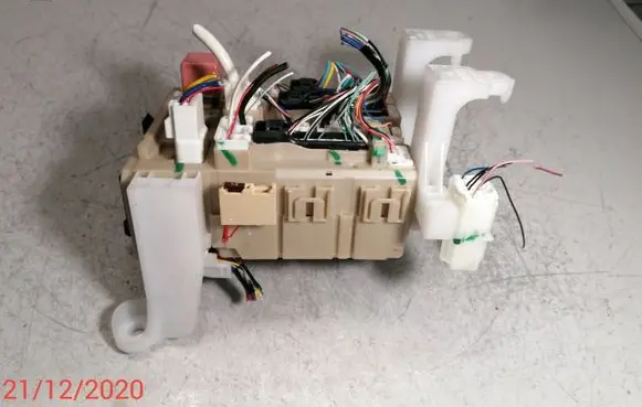 Toyota Avensis T270 Fuse module 8273005680