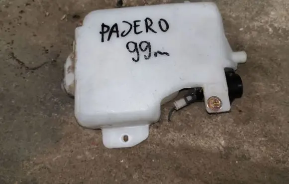 Mitsubishi Pajero Windshield washer fluid reservoir/tank