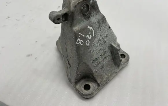 Engine mounting bracket
