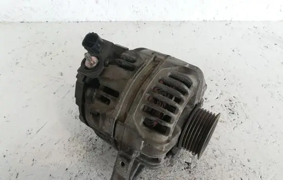 Toyota Corolla Verso AR10 Generator/alternator 0124315024