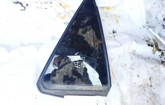 Rear vent window glass