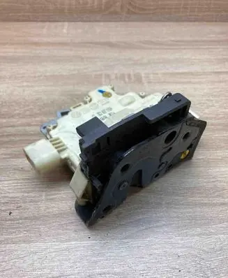 Volkswagen PASSAT B7 Front door lock 3C2837015A