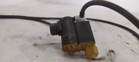 Hyundai Santa Fe Windscreen/windshield washer pump 985102C100