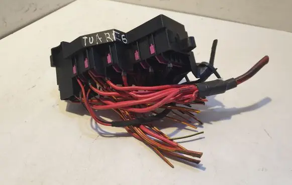 Volkswagen Touareg I Fuse module 7L0941828A