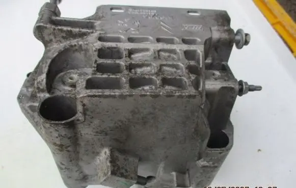 Peugeot Expert Fuel filter housing 9804498180