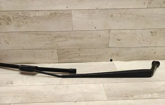 Toyota Avensis T250 Front wiper blade arm 