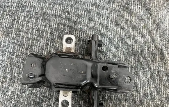 Volkswagen Polo V 6R Engine mount bracket 6Q0199555