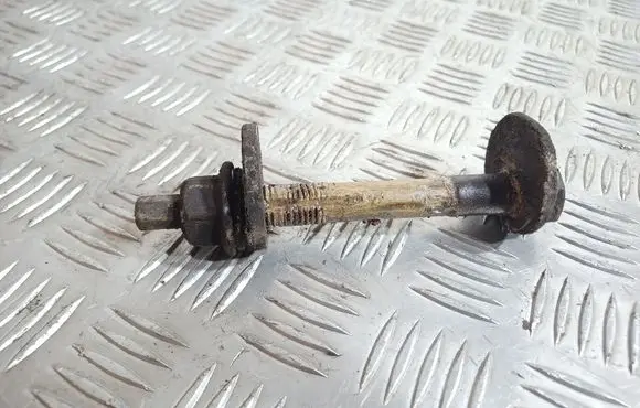 Land Rover Discovery 3 - LR3 Front suspension camber bolt 