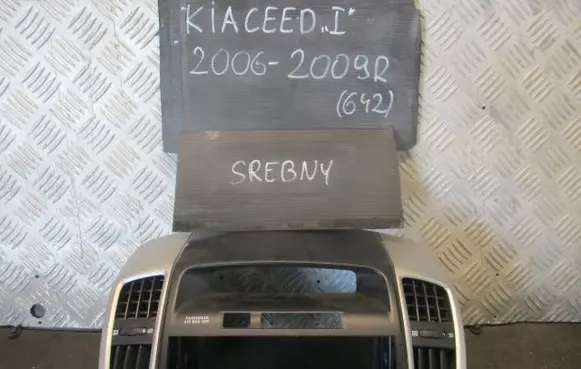 KIA Ceed Radio/GPS head unit trim 