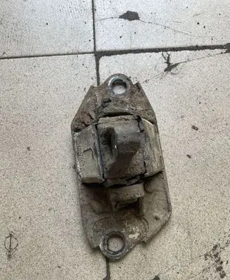 Volvo S70 V70 V70 XC Engine mount bracket