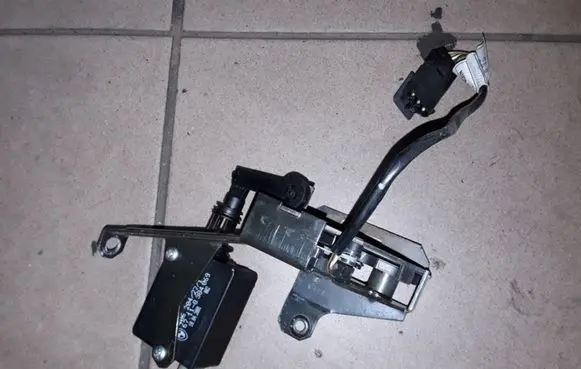 BMW 5 E39 Tailgate window lock/catch/latch 