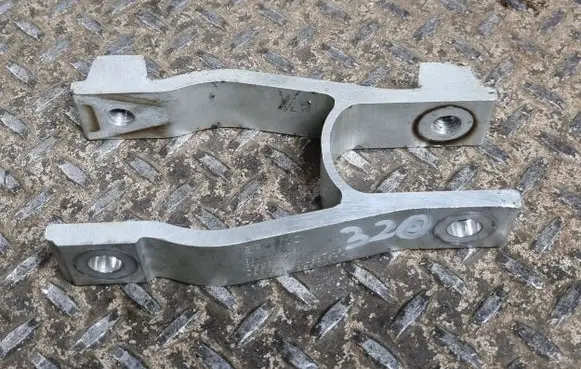 Volvo XC40 Engine mounting bracket 32222107