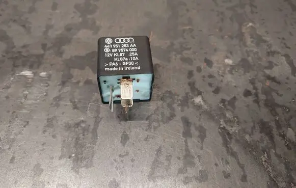 Volkswagen PASSAT B5 Other relay 443951253AA 899574000 219