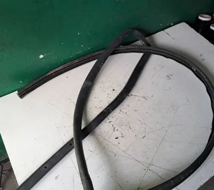 Nissan Primastar Windshield trim