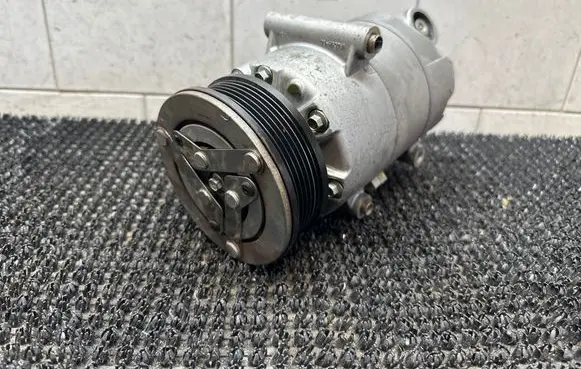 Volvo V40 Air conditioning (A/C) compressor (pump) 31404441