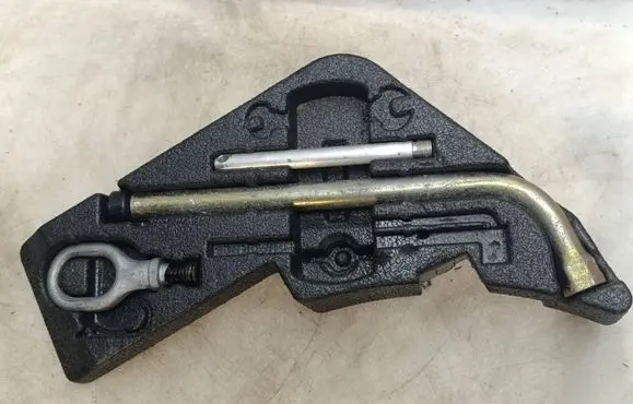 Volkswagen Touareg I Tool set 7L0012113