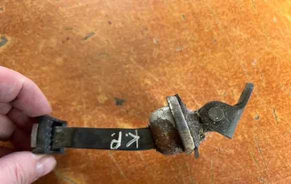 Chevrolet Matiz Front door check strap stopper