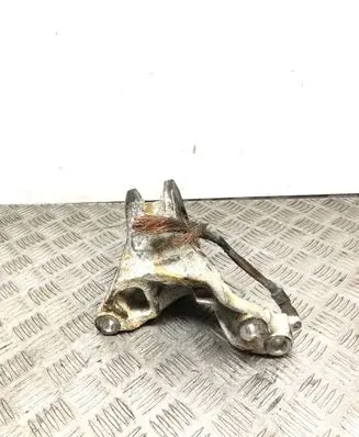 Honda FR-V Engine mount bracket