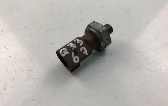 Volkswagen PASSAT B8 Oil pressure sensor 04L919081B