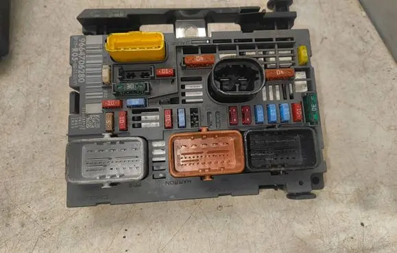 Peugeot 308 Fuse module 9664706280