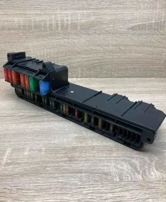 BMW 5 E60 E61 Fuse module 6957330 25613290
