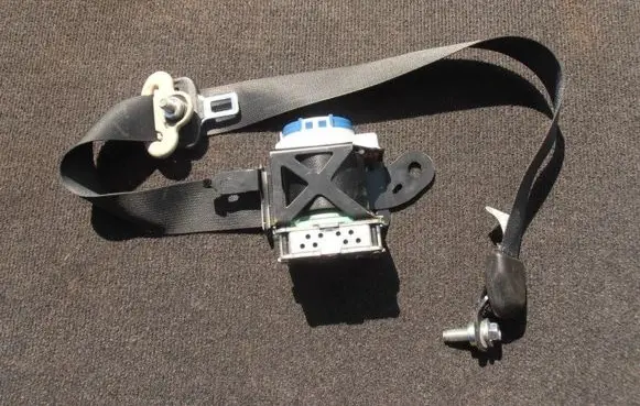 Mazda 6 Front seatbelt 1052233