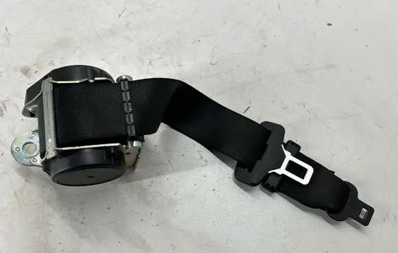 Middle seatbelt (rear)