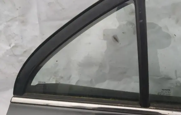 Toyota Avensis T250 Rear vent window glass 