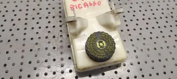 Brake fluid reservoir