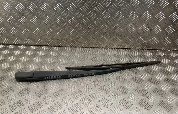 Rear wiper blade arm