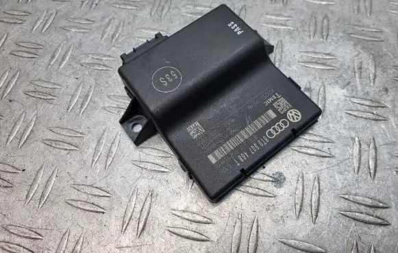Audi A5 8T 8F Gateway control module 8T0907468T