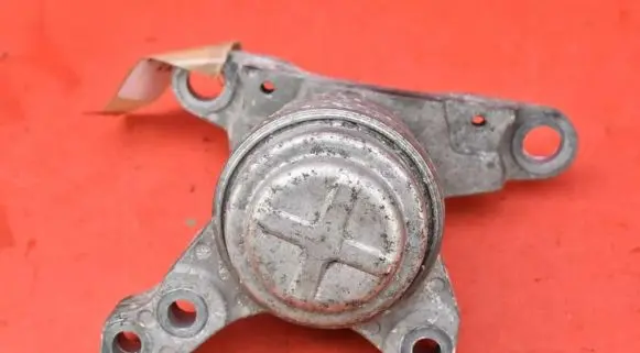 Engine mount vacuum valve