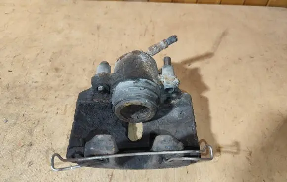 Volkswagen Touran I Front brake caliper