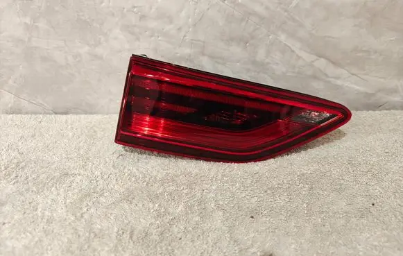 Volkswagen Golf VIII Tailgate rear/tail lights