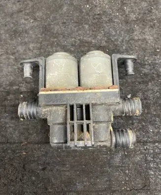 BMW 5 E39 Coolant heater control valve 8374995