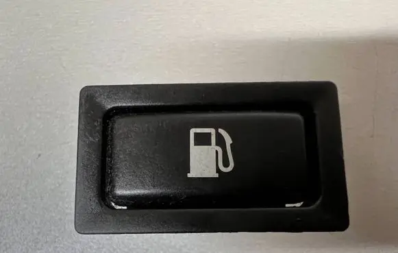 Toyota Avensis T250 Fuel tank opening switch 156795