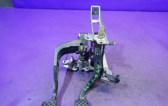 Audi A4 S4 B5 8D Pedal assembly 8D1721117E